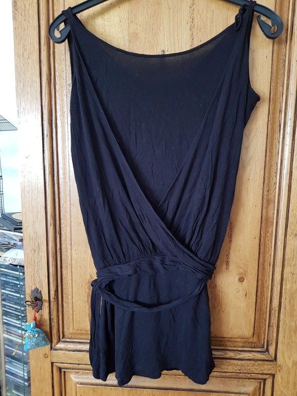 T shirt noir d�collet� dans le dos ceintur� � la taille mesu 8 Viriat (01)