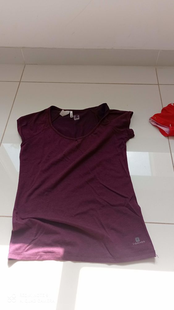 Tee shirt petite manche sur l'�paule 
T.36 5 Agde (34)