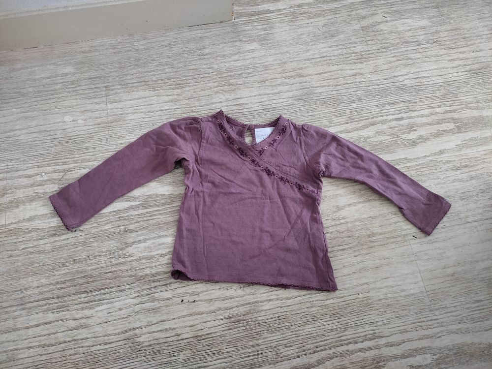 F 9 E (39) - 4 ans - Tee-shirt M.L. prune  T.C.F.  2 Paris 13 (75)