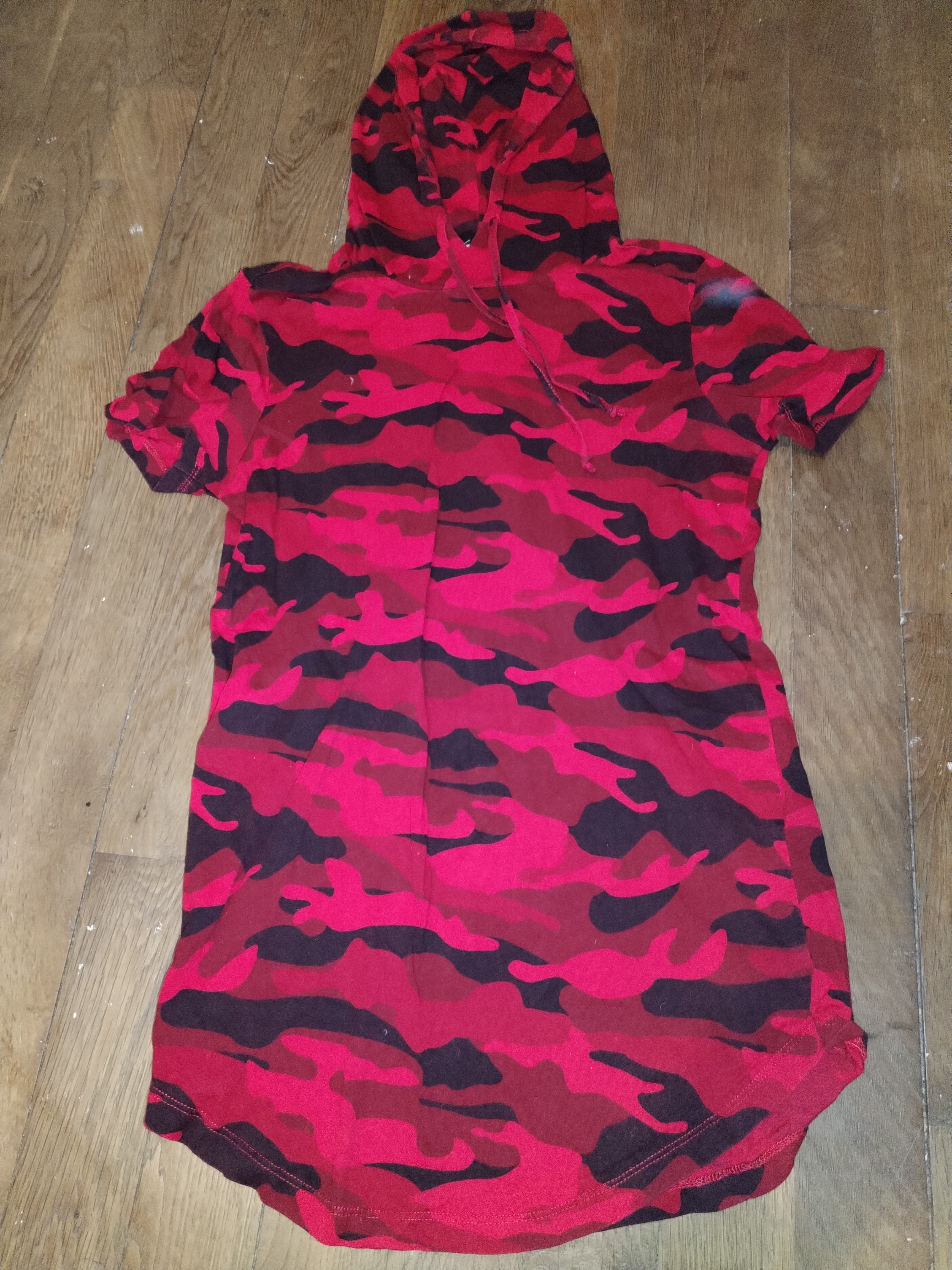 T-shirt rouge avec capuche (Taille XS)
4 Brillon-en-Barrois (55)