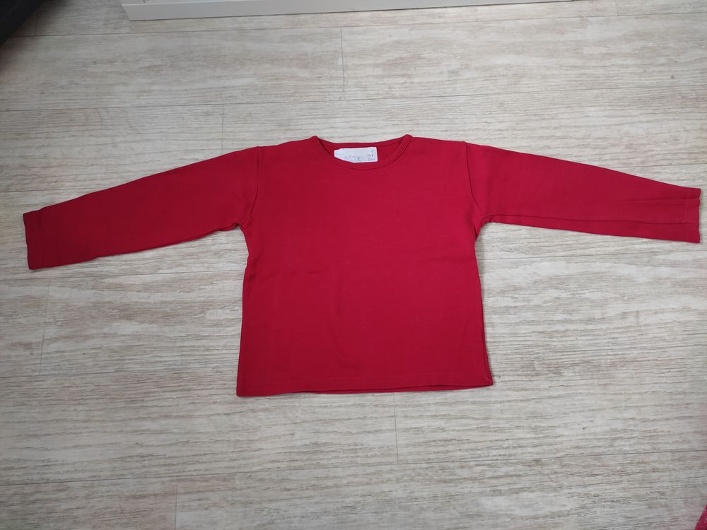 F 9 E (22) - 8 ans - Tee-shirt rouge  Placard de fille  2 Paris 13 (75)