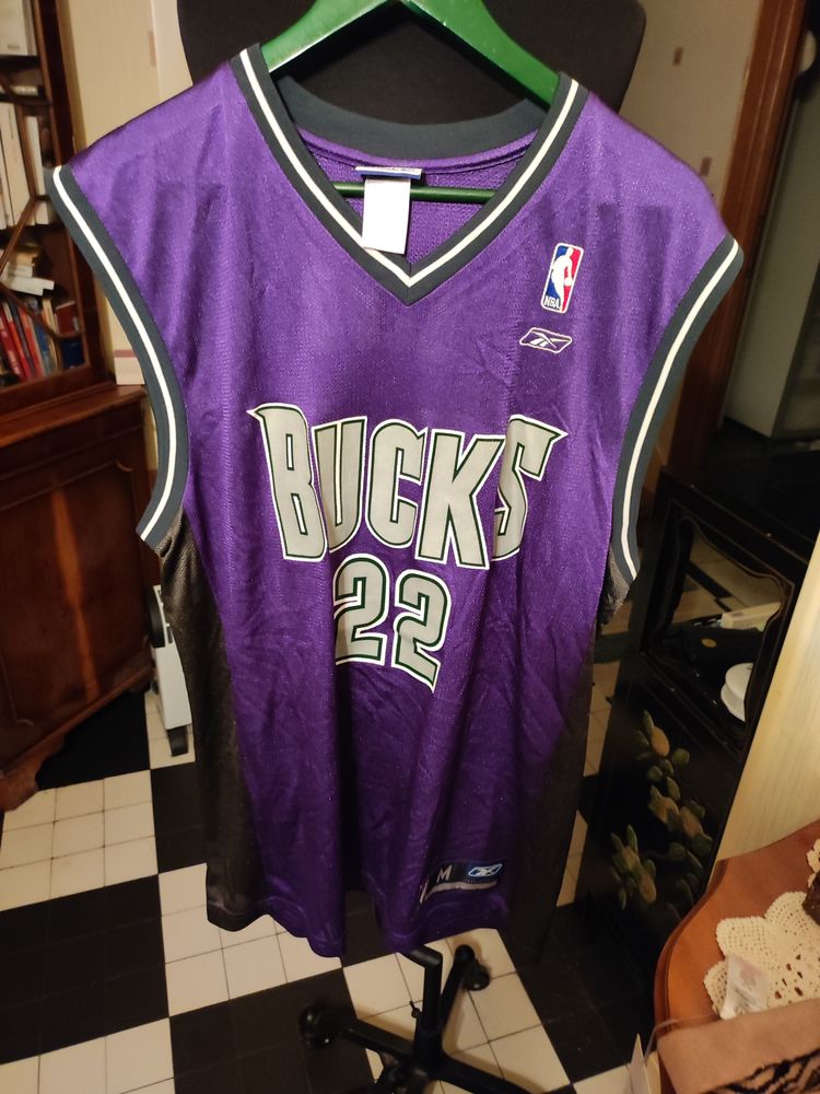 Tee-shirt sans manches violet Reebok Bucks 22. Rare . 90 Verneuil-sur-Seine (78)