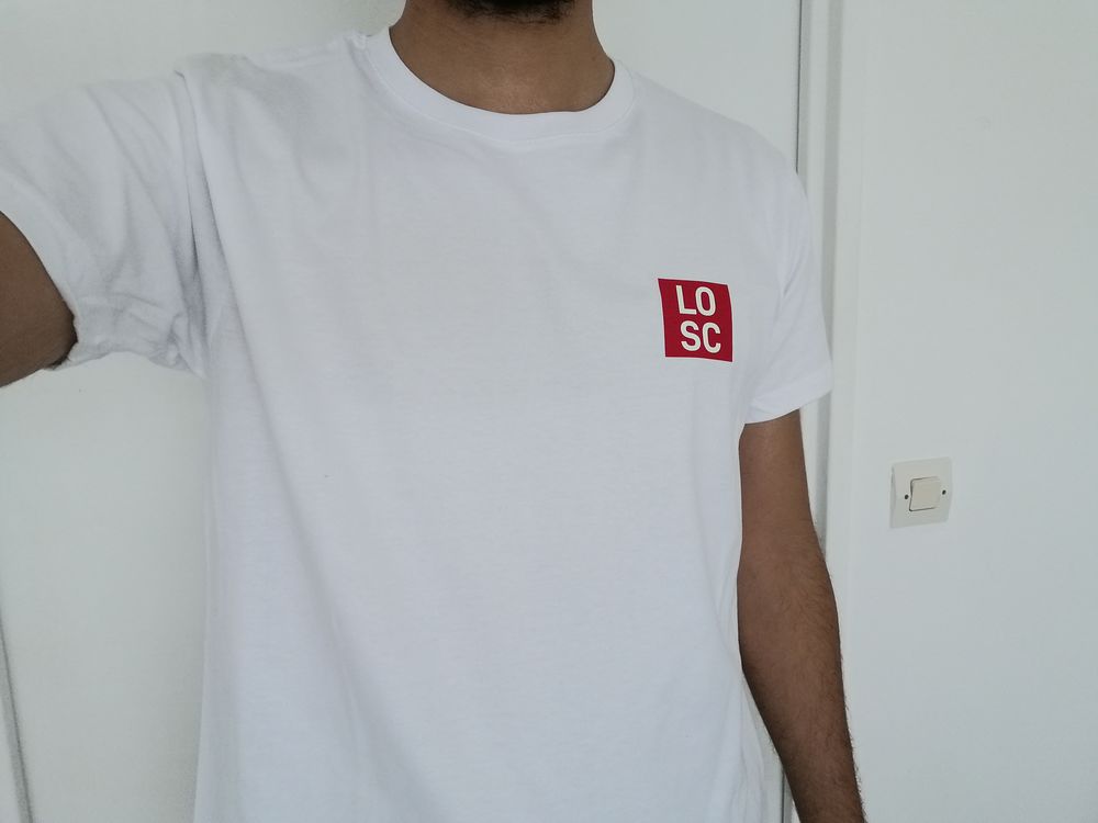T-Shirt Simple Blanc avec imprimé Losc
Taille M , Etat Neuf  19 Lille (59)