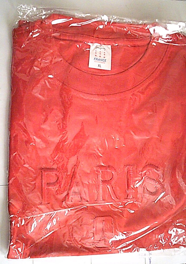 ( 2 ) . Tee-Shirt - Souvenir de Paris . neuf et sous-Blister 10 Nontron (24)
