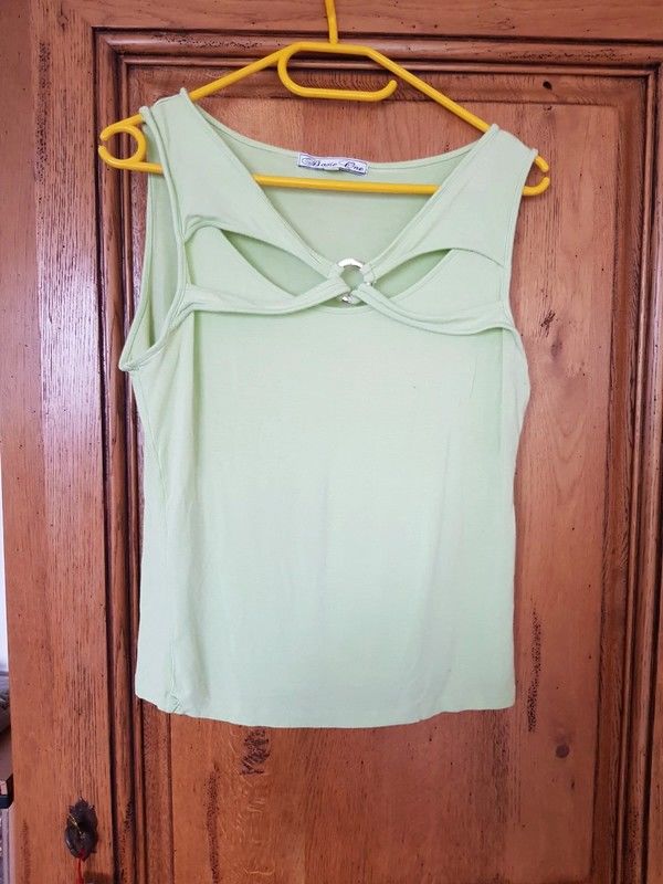 T shirt vert clair d�collet� avec anneau tres bon etat taill 5 Viriat (01)