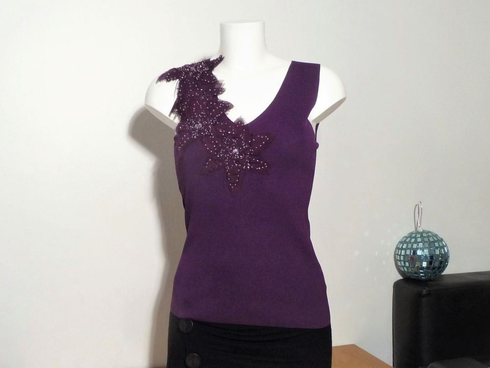 Top/ Tee Shirt Violet Fonc� avec 4 Fleurs sans manches- 123 20 Paris 15 (75)