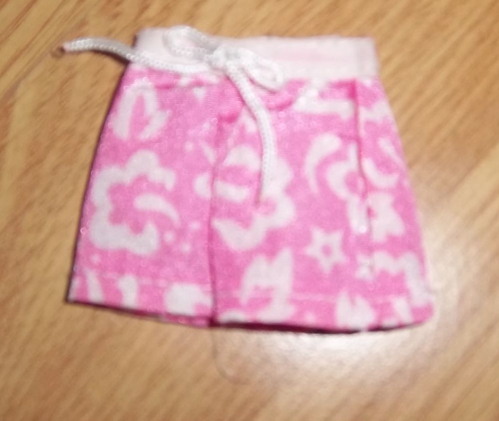 Short Barbie imprim� fond rose 1 Colombier-Fontaine (25)