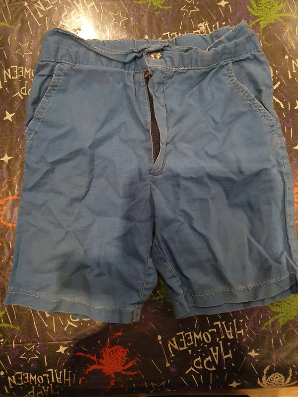 Short bleu fonce 
trace d'usure au niveau des fesses 1 Aubvillers (80)