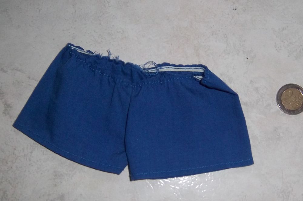 Short bleu poup�e 1 Colombier-Fontaine (25)