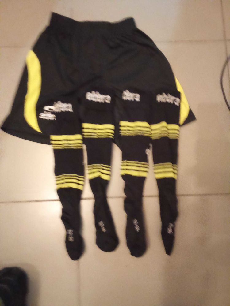 SHORT ET CHAUSSETTES NOIR ET JAUNE DE   MARQUE ELDERA  . 10 �taples (62)