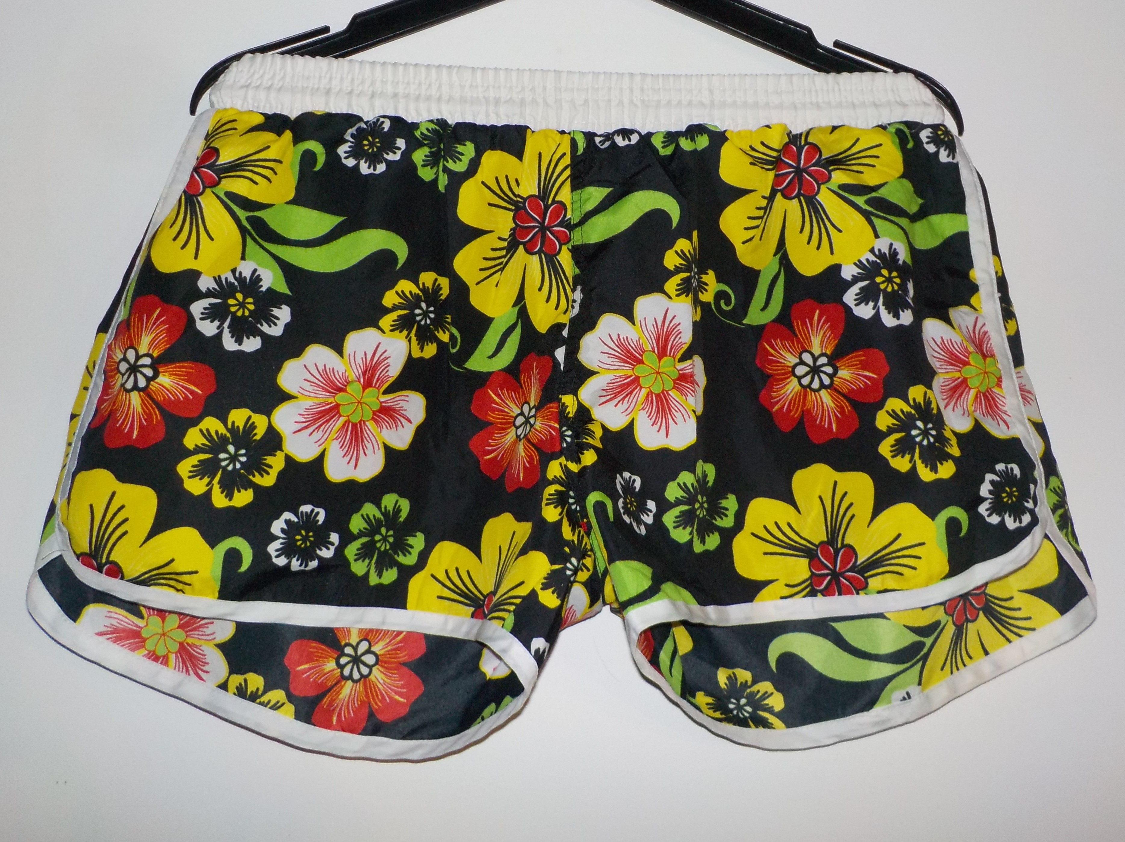 Short � fleurs fond noir Taille XL MAIS taille petit 5 Bubry (56)