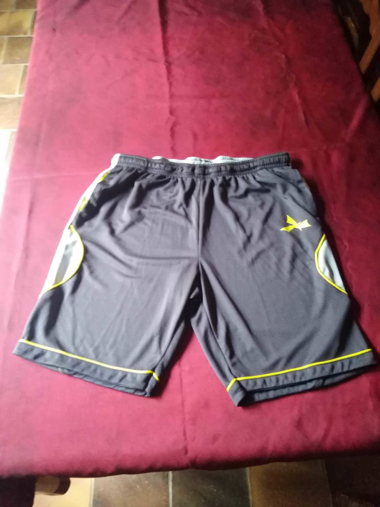 Short gris fonc� taille XL neuf jamais port� 6 Avermes (03)