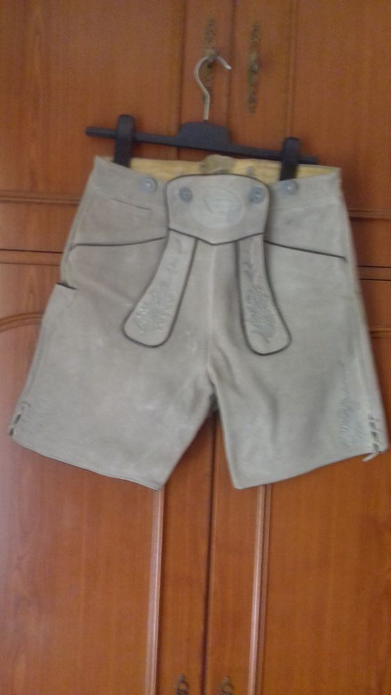 short homme en daim. 30 Fr�jus (83)