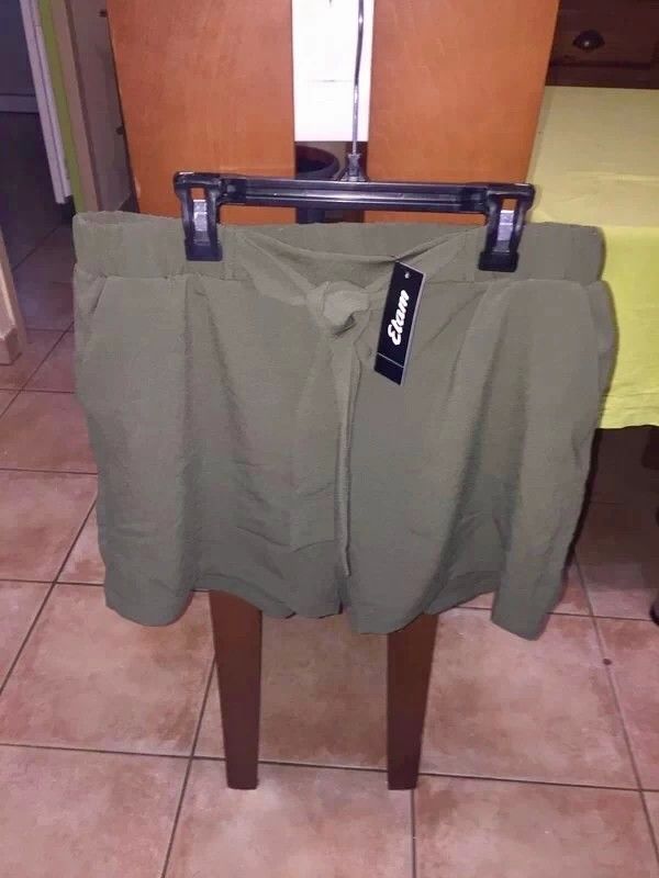 Short kaki Etam taille 40 neuf � 13 euros 13 Laura�t (32)