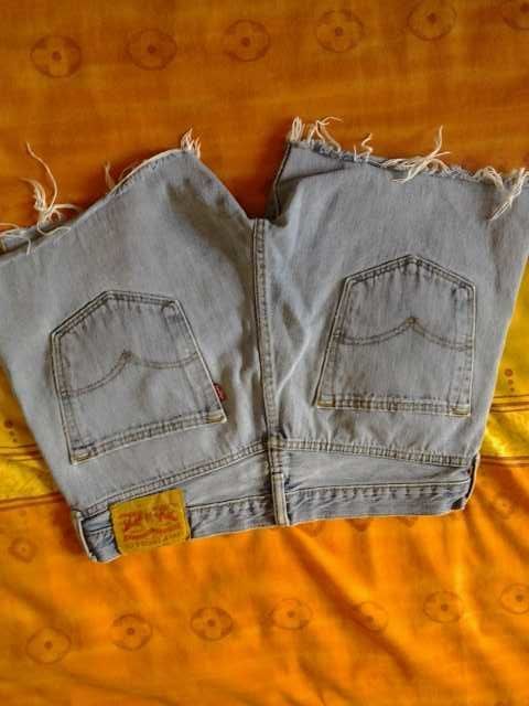 un short  marque  levis  original  taille  36 europ�enne 15 Stains (93)