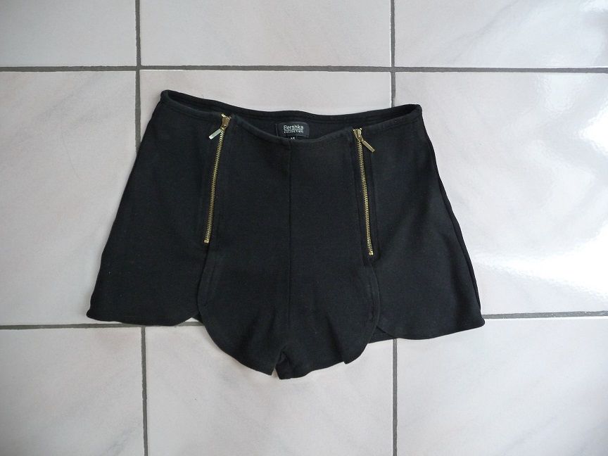 Short noir BERSHKA taille 38 12 Celles-sur-Belle (79)