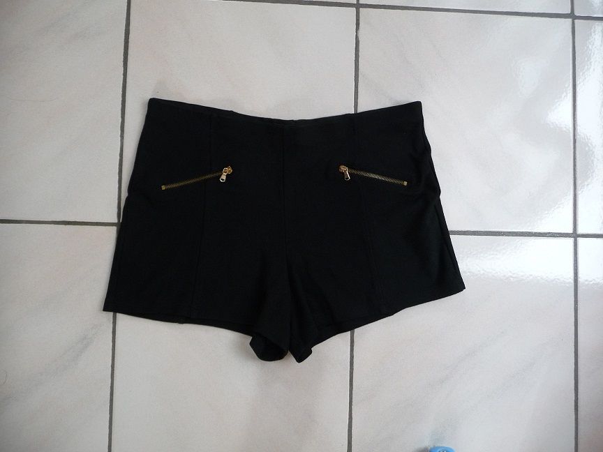 Short noir BERSHKA taille 40 12 Celles-sur-Belle (79)