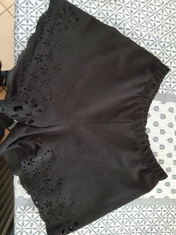 Short noir neuf d�coupe en bas mesure de la taille �lastique 5 Viriat (01)