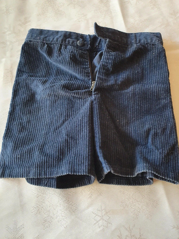 Short velours bleu 
4 ans 
1 Aubvillers (80)