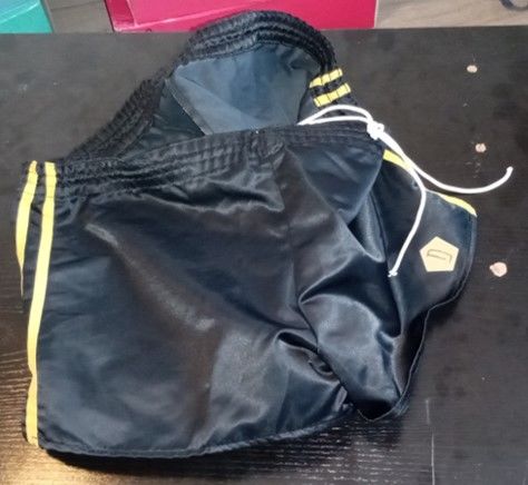 Short Vintage nylon Noir 2 bandes jaune taille L 22 Lyon 3 (69)