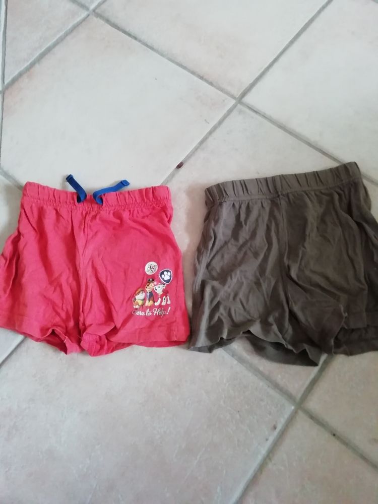 2 shorts taille 3 ans 1 Montaigu (02)