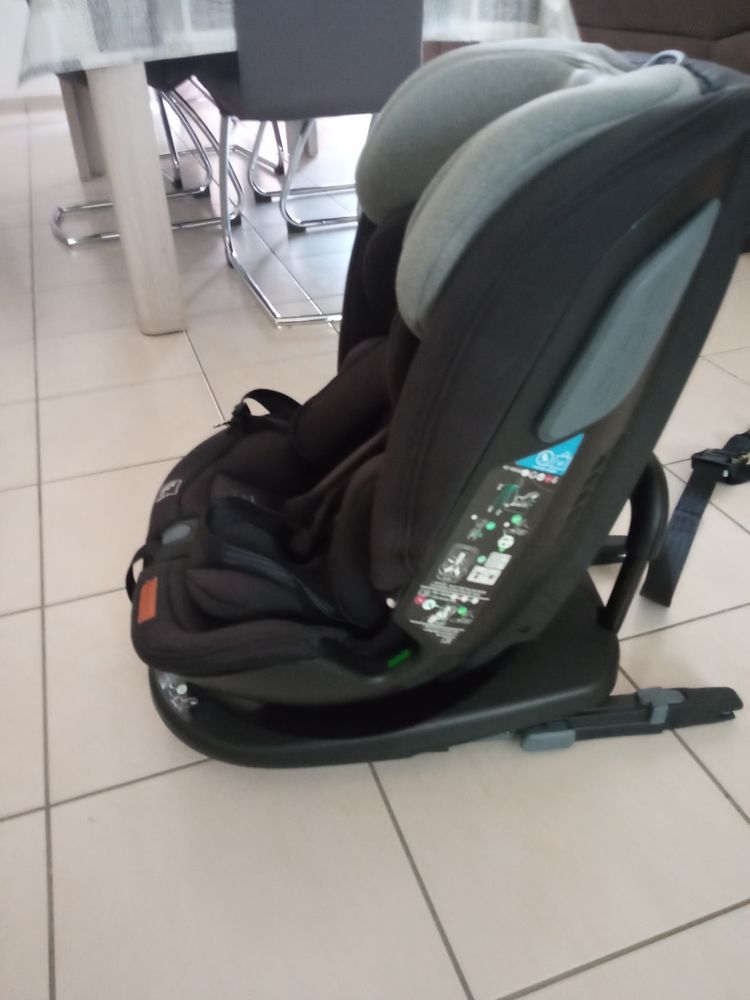 Si�ge auto b�b� Vertbaudet pivotant 120 Annonay (07)