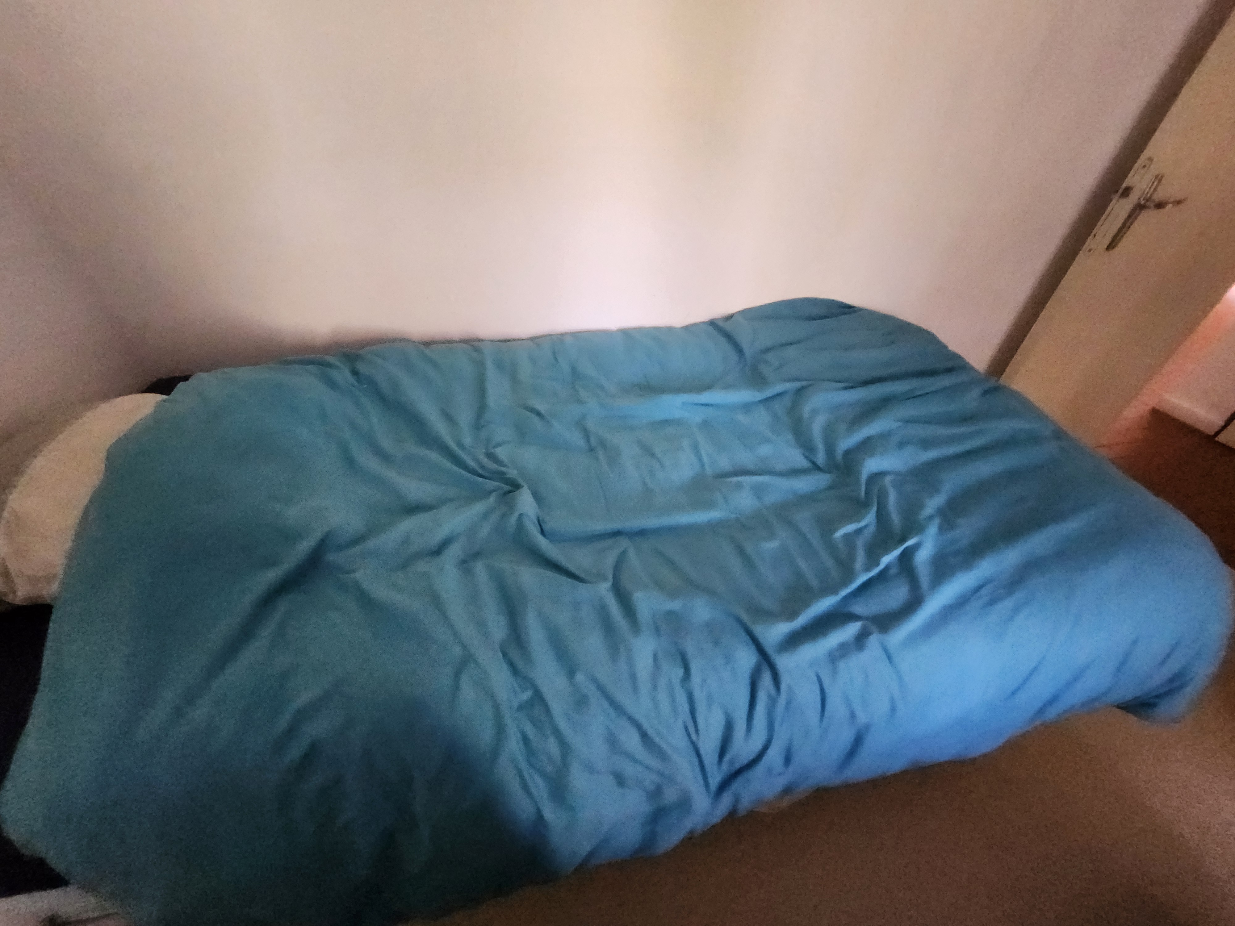 Lit simple avec couette et drap-housse bleu 80 Vivans (42)