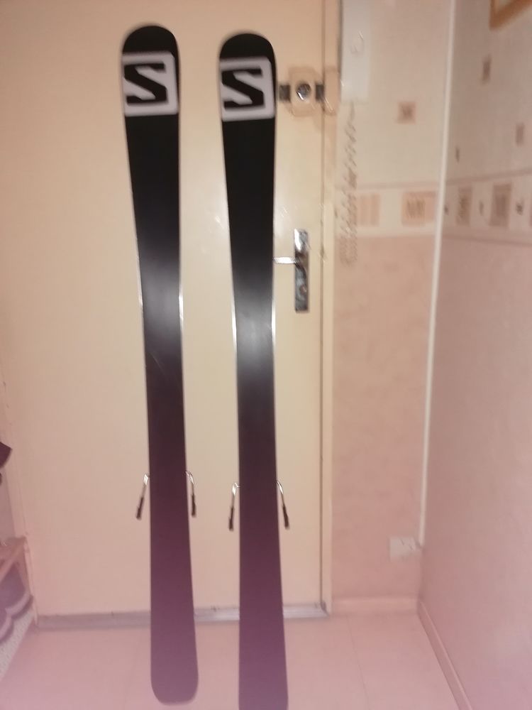 Skis homme Salomon en tr�s bon �tat,rouge et noir 161 cm 120 Auxerre (89)