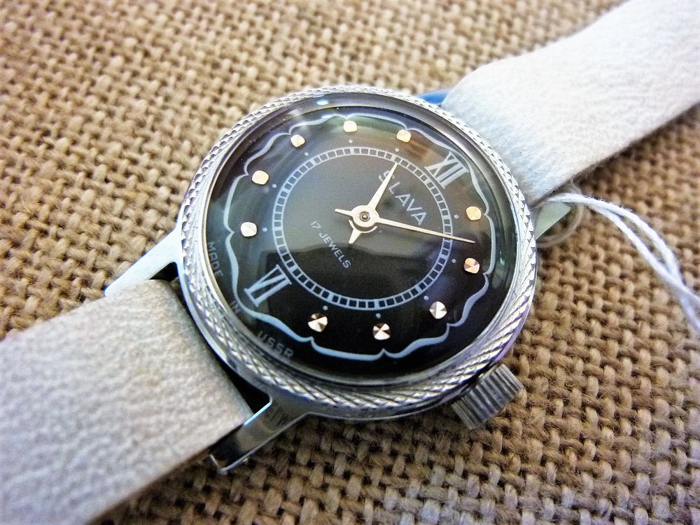 Montre Vintage Raketa – URSS Années 90 – Boîtier Acier & Cadran Blanc – Bracelet Cuir Bleu – Style Militaire – Rare