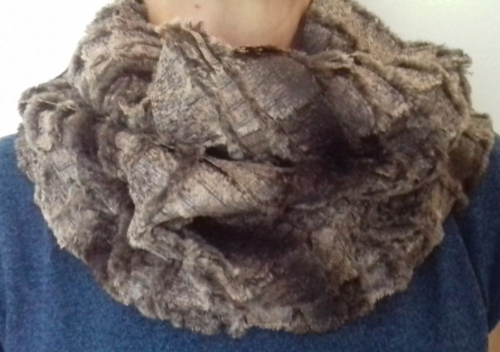 Snood femme en fausse fourrure dans les tons beige,marron 
30 Flavigny-sur-Moselle (54)