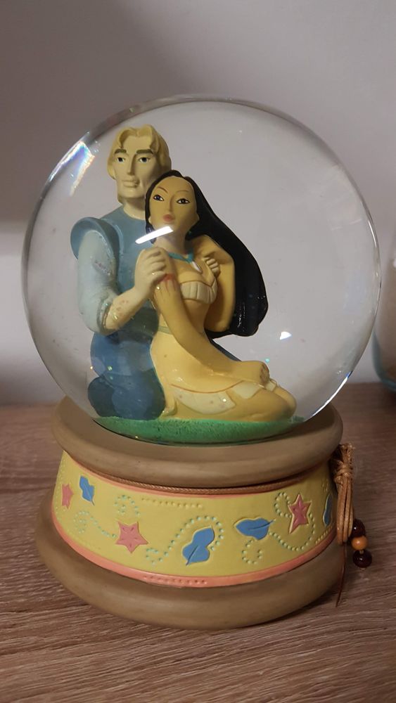 Snowglobe/ boule � neige  pocahontas   disney 130 Cr�teil (94)