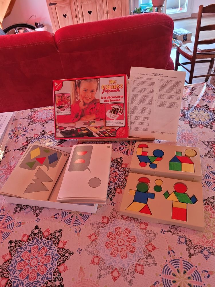 Jeu de soci�t�. � la d�couverte des formes. Ann�e 1988. 8 Varennes-Saint-Sauveur (71)