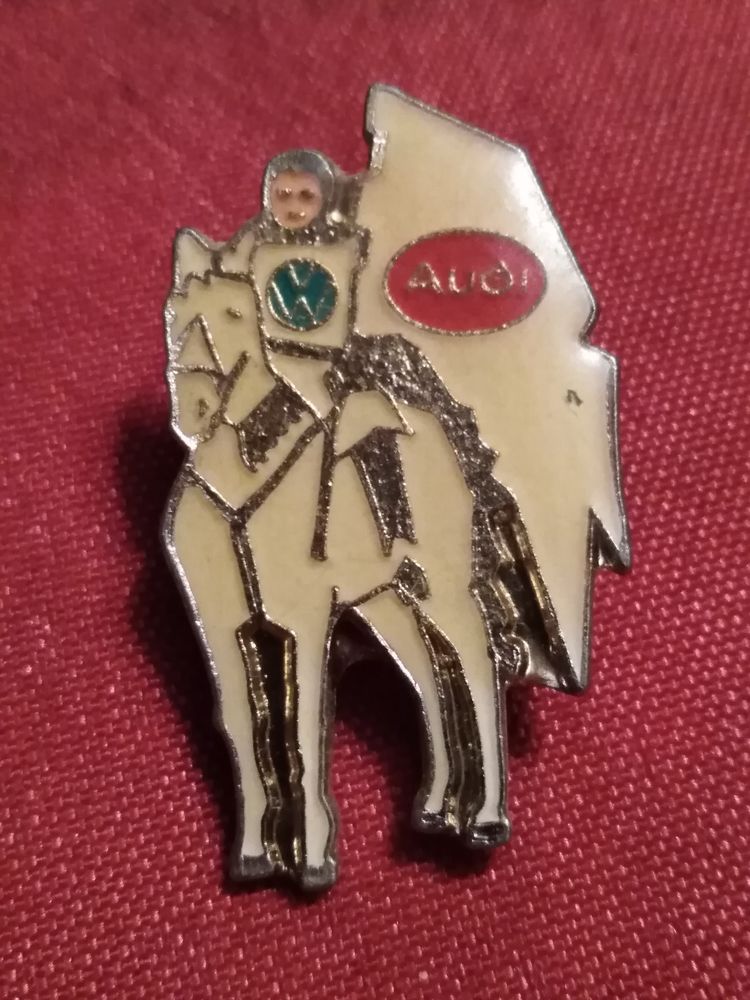 Pin's soldat m�rovingien � cheval 2 Avermes (03)