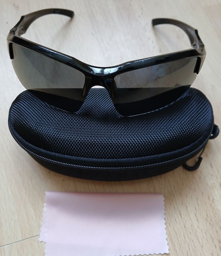 Soldes ! Lunettes de soleil noires avec �tui. Neuves. 10 Saint-Marcellin (38)