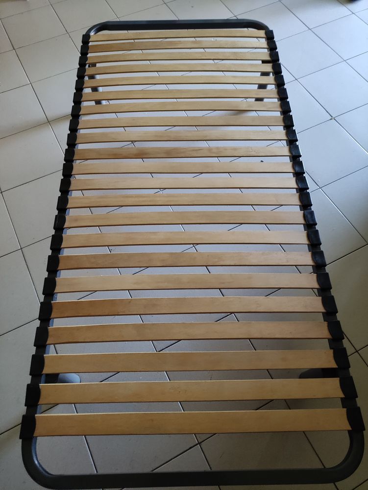 Sommier � lattes 90x190 avec 4 pieds + poss. achat matelas 60 Le Cap D Agde (34)