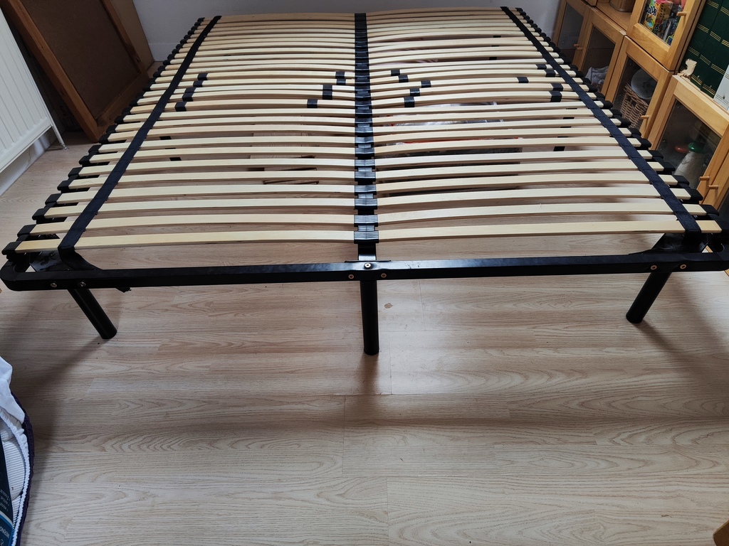 Sommier � lattes bois et m�tal noir 160 x 200 70 La Ville-du-Bois (91)