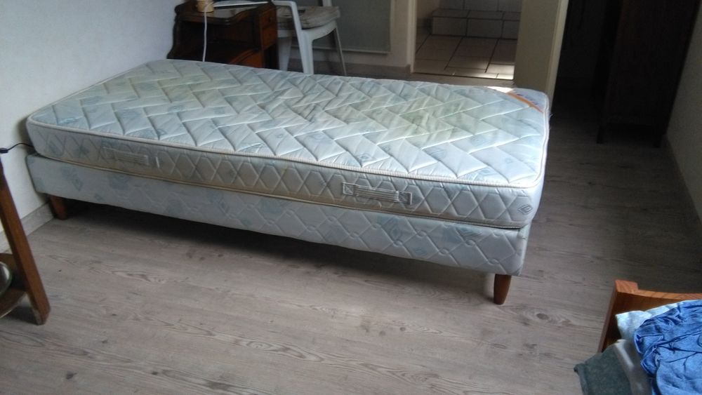 Sommier tapissier sur pieds avec matelas 50 Pauillac (33)