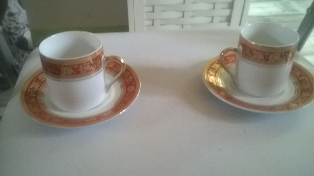 Soucoupes et Tasses 
Excellent etat
Ancienne
Avec sigle e 10 Talange (57)
