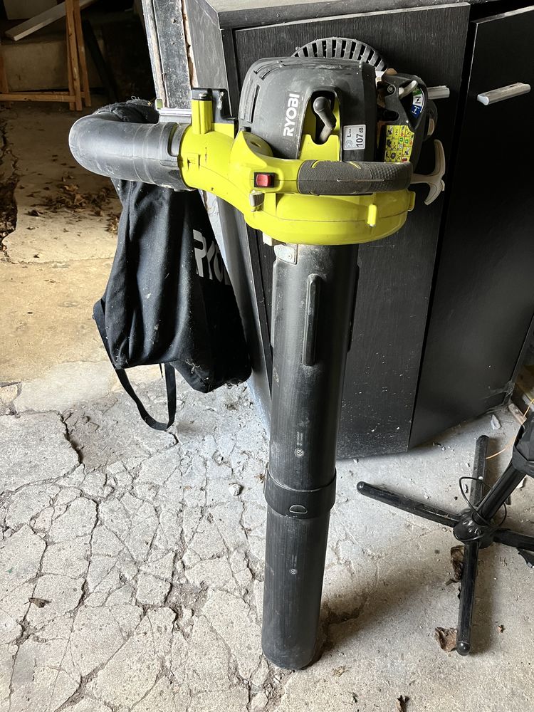 Souffleur aspiro-broyeur thermique
RYOBI RBV26B - 26 cm3 2 t 100 �tampes-sur-Marne (02)