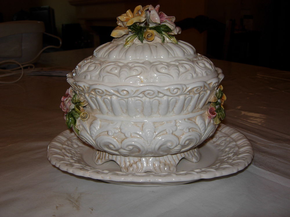 Soupi�re ancienne d�cor�e de roses en relief 30 Ch�teauneuf-les-Martigues (13)