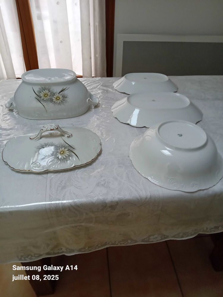 un soupiere avec les plats neuf paiement en main propre 10 Malesherbes (45)