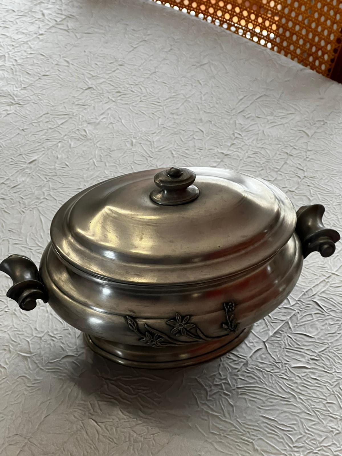 Soupi�re �tain massif. 10 Courcy (51)