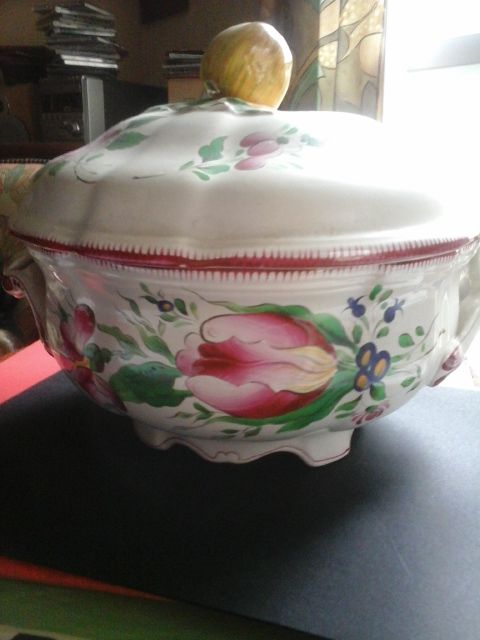 SOUPIERE FAIENCE DE ST CLEMENT  TULIPES 
IMPECCABLE 39 Chartres (28)