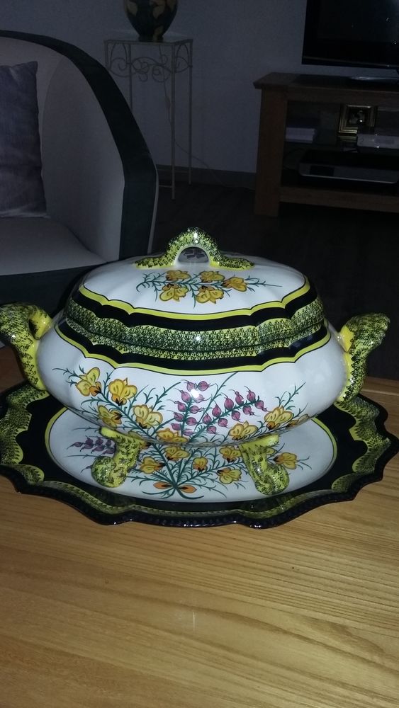 Soupiere , plat et chandeliers en faience de Quimper 200 Marsac-sur-l'Isle (24)