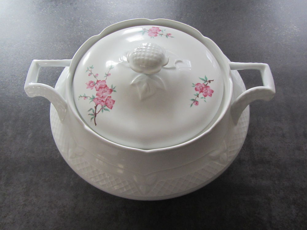 Soupi�re en porcelaine, Lourioux, cr�ation P. Deshouli�res. 15 M�ry-�s-Bois (18)