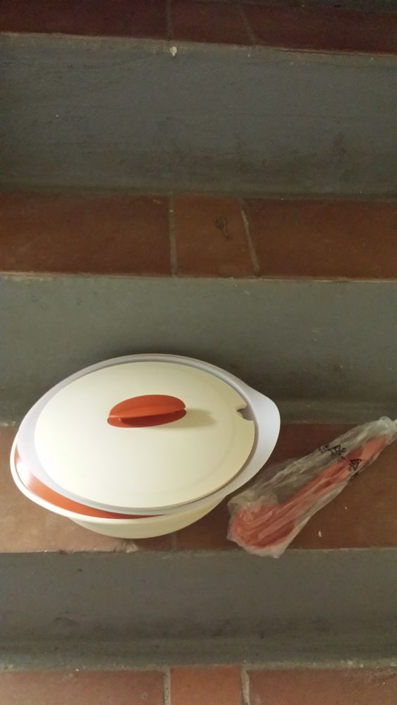 Soupi�re tupperware 3 litres1  neuve et ses couverts service 25 M�rignies (59)