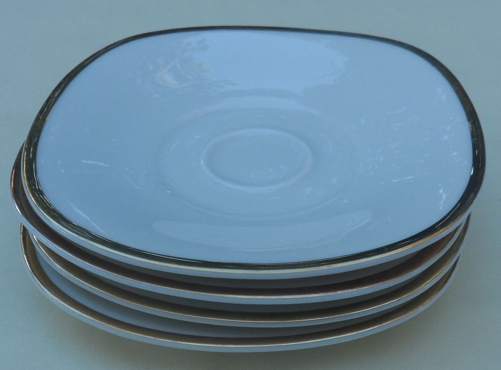 4 soutasses blanches en porcelaine de Bavi�re 5 Castries (34)