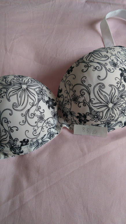 soutien gorge femme trop grand; neuf prix neuf 45 euros. 10 Louvern� (53)