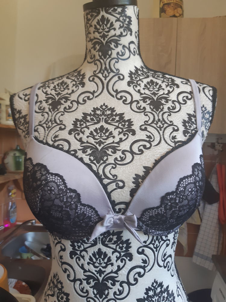  soutien gorge gris a dentelle noire,a motifs, ETAM T 90 C 10 Lyon 5 (69)