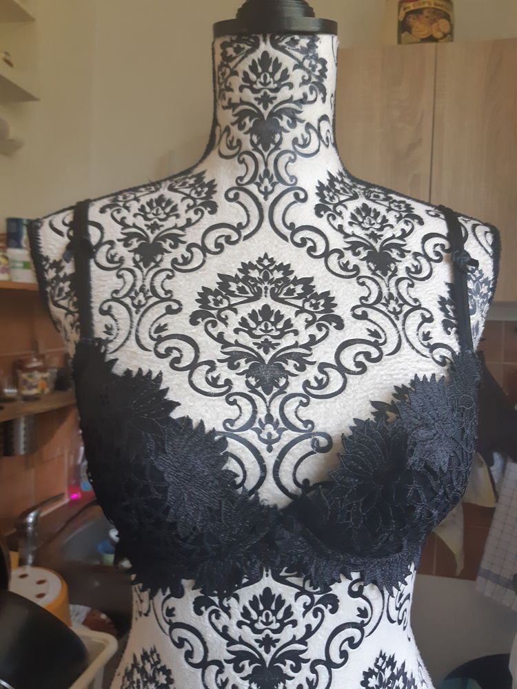 soutien gorge noir tout brod� a motifs TAILLE 90 C
8 Lyon 5 (69)